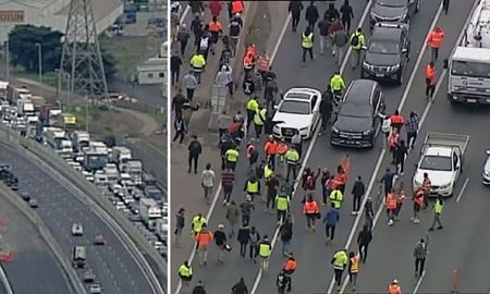 راهپیمایی معترضان در خیان‌های ملبورن استرالیا