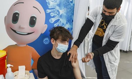 آغاز واکسیناسیون نوجوانان بریتانیایی با وجود مخالفت‌ها