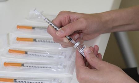 آغاز تزریق دُز سوم واکسن کرونا به کارکنان نظام سلامت ایران