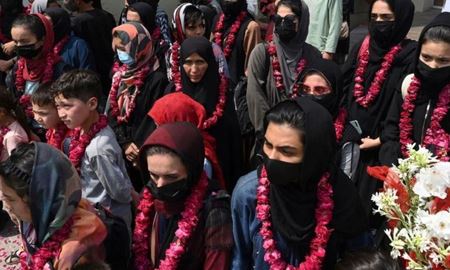 ورود دختران فوتبالیست‌ افغان به بریتانیا با کمک کیم‌کارداشیان