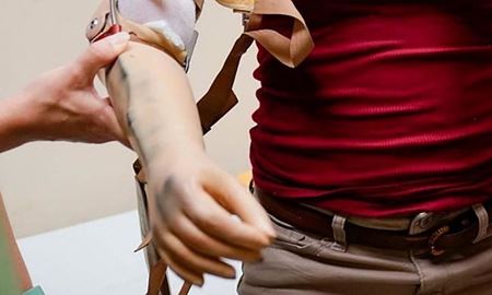 تلاش یک مرد ایتالیایی برای دریافت واکسن کووید روی بازوی مصنوعی