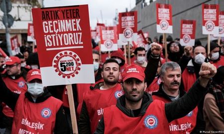 اعتراض مردم ترکیه به روند کاهشی ارزش لیر و افزایش قیمت‌ها