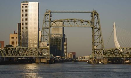 کشتی غول پیکر جف بزوس، یک پل تاریخی را از هم جدا می‌کند