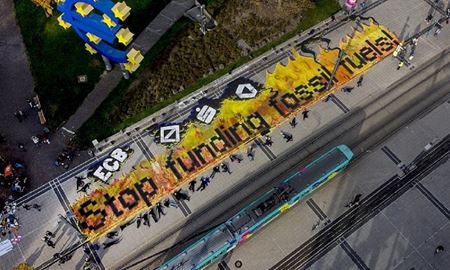 فعالان محیط‌زیست در آلمان خود را به آسفالت بزرگراه‌ چسباندند
