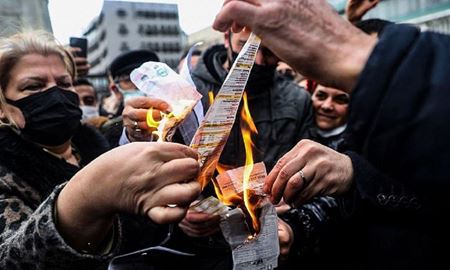 مردم ترکیه در اعتراض به گرانی، قبض‌های برق خود را آتش زدند