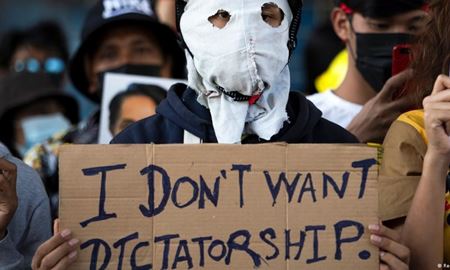 تعداد حکومت‌های خودکامه از دموکرات‌ها پیش افتاد