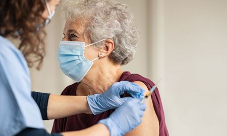 توصیه به تزریق دُز چهارم واکسن کووید-19 در میان افراد 65 سال و بالاتر در استرالیا