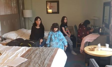 ادامه اقامت پناهندگان در هتل به دلیل ناتوانی در پرداخت اجاره‌خانه در پرت