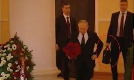 حضور پوتین با کیف هسته‌ای در یک مراسم خاکسپاری