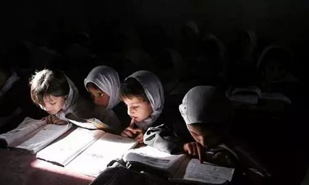 ایجاد مدارس زیرزمینی، راهکار خانواده‌های افغان برای دختران