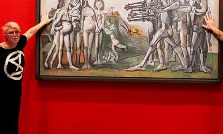 اعتراض فعالان زیست محیطی در استرالیا با چسباندن دست به تابلو پیکاسو