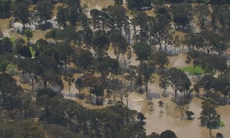 قطع راه‌های ارتباطی و زیرآب رفتن خانه‌ها در ویکتوریای استرالیا