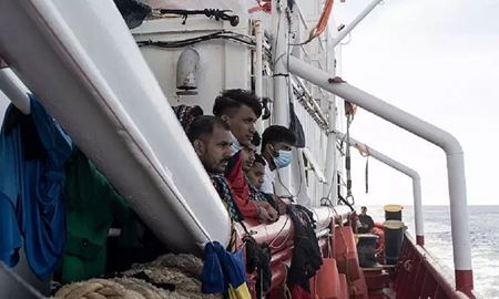 پهلو گرفتن یک کشتی حامل پناهجویان در فرانسه پس از سه هفته سرگردانی