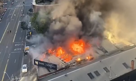 آتش‌سوزی مهیب دو کارخانه در مرکز ملبورن استرالیا
