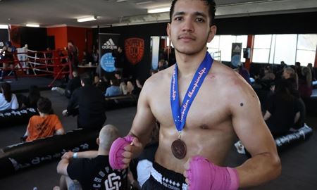 موفقیت‌ پناهنده ایرانی در کیک‌بوکسینگ باوجود مشکلات پناهندگان در استرالیا