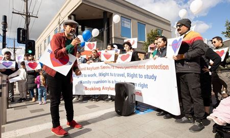 درخواست ۱۲ هزار پناهجو از وزیر کشور استرالیا برای دریافت اقامت دائم 