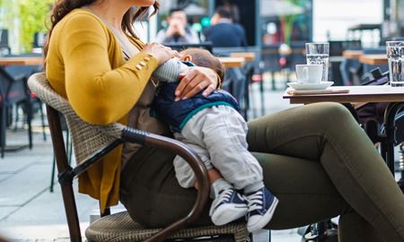 در استرالیا شیردادن مادران به نوزدان در مکان‌های عمومی منع قانونی ندارد