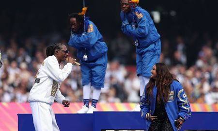 اجرای خیره‌کننده برنامه پیش‌نمایش فینال بزرگ لیگ فوتبال استرالیایی با هنرمایی اسنوپ داگ و جسیکا مابوی