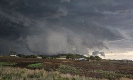 طوفان سهمگین و مخرب کوئینزلند را در نورید، قطعی برق گسترده و هشدار ماندن در خانه