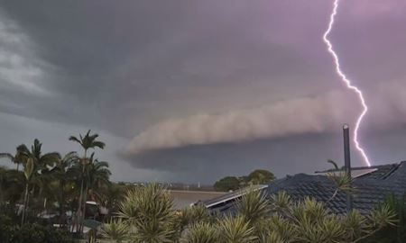 طوفان مهیب برق هزاران خانه در جنوب شرقی ایالت کوئینزلند را قطع کرد