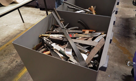 سطل‌های تحویل قمه در ایالت ویکتوریا، بازیافت می‌شوند