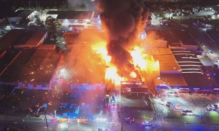 آتش‌سوزی مهیب در کارخانه مدیریت پسماند غرب سیدنی؛ انفجارهای پی‌درپی در نیمه‌شب