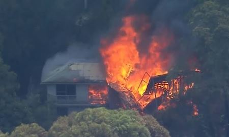 دستور تخلیه فوری در پی گسترش آتش‌سوزی مهیب جنگل در شمال پرت