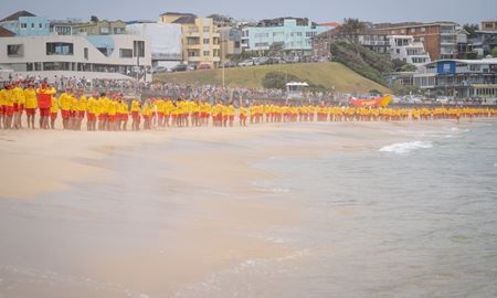 ادای احترام باشکوه نجات غریق‌ها به قربانیان حادثه ساحل بوندای سیدنی