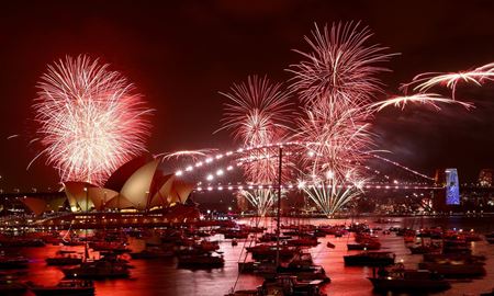 هجوم گسترده مردم به سواحل سیدنی برای تماشای آتش‌بازی شب سال نو