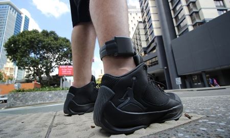 در ایالت کوئینزلند استفاده از پابند الکترونیکی برای کودکان ۱۰ سال به بالا قانونی شد